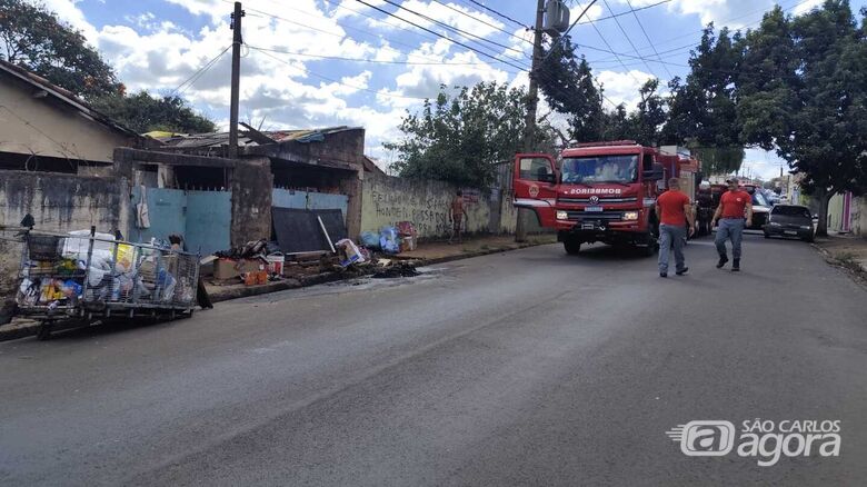 Bombeiros atenderam a ocorrência, mas as chamas já estavam controladas - Crédito: Maycon Maximino