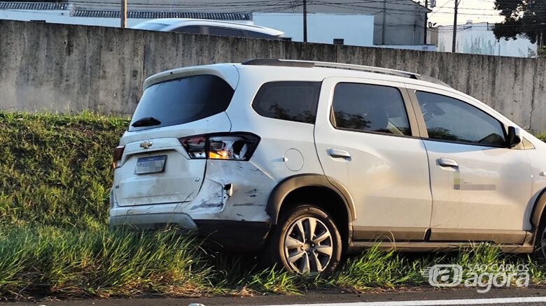Motociclista bate em traseira de carro em frente à UFSCar - Crédito: Maycon Maximino