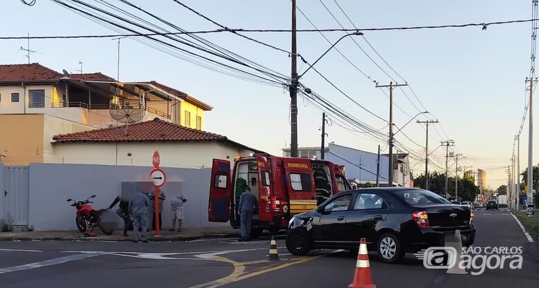 Motociclista recebe atendimentos iniciais dos Bombeiros: encaminhado à Santa Casa - Crédito: Maycon Maximino