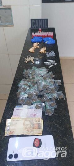 Equipe do canil da GM encontra drogas em terreno no Santa Angelina - 