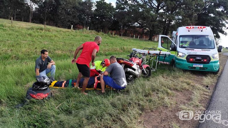 Motociclista é atendido por socorristas: encaminhado à Santa Casa - Crédito: Maycon Maximino
