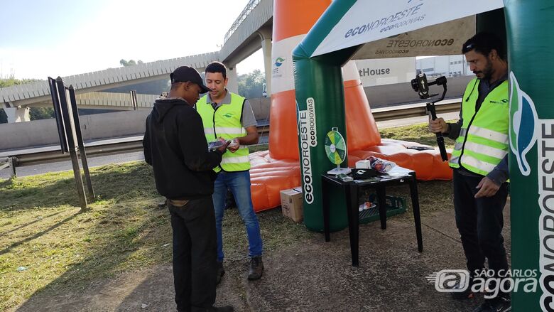 Pedestre recebe panfleto e orientações sobre dicas de segurança - Crédito: Maycon Maximino