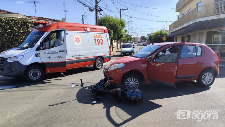 Moto foi parar embaixo do veículo após a colisão - Crédito: Maycon Maximino