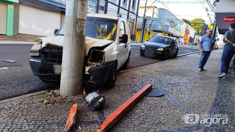 Doblô atingiu em cheio um poste no centro, após ser atingido - Crédito: Maycon Maximino