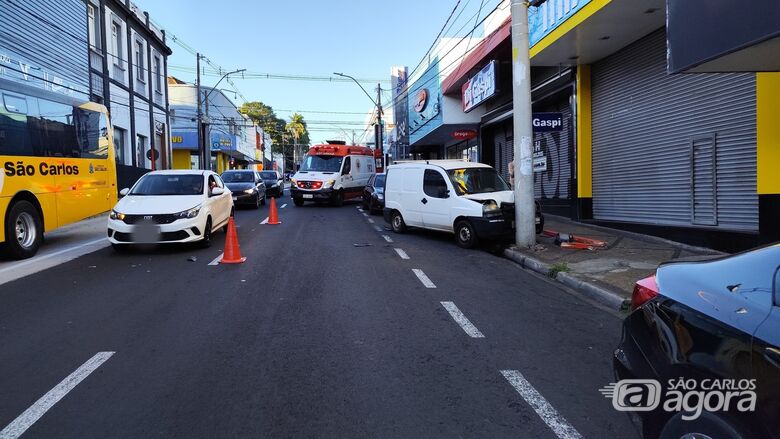 Doblò atingiu em cheio um poste no centro, após ser atingido - Crédito: Maycon Maximino