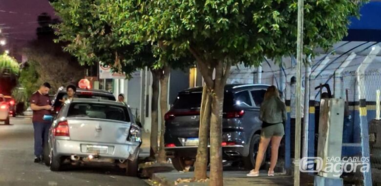 Motorista bate em carros parados e cerca de estacionamento no Centro - Crédito: Maycon Maximino