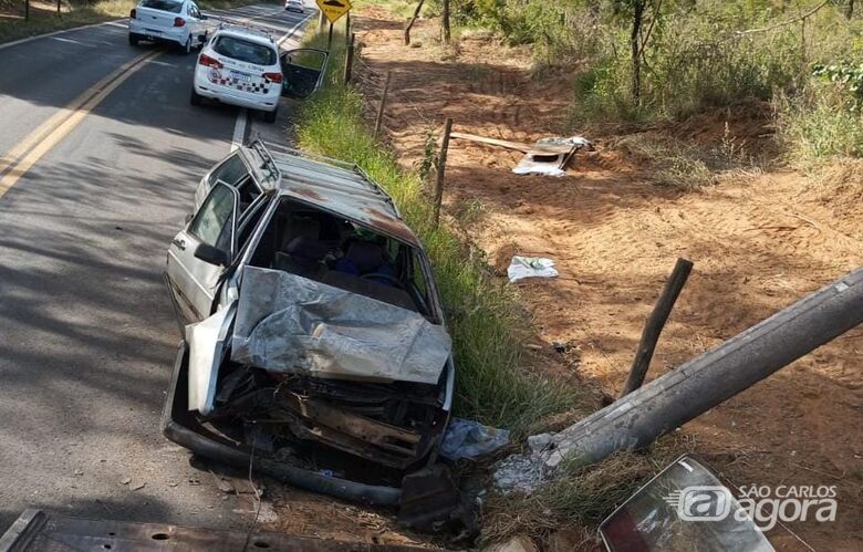 Carro é abandonado em estrada municipal após derrubar poste - Crédito: Maycon Maximino