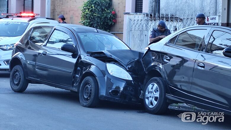 Motorista acertou três carros estacionados - Crédito: Maycon Maximino