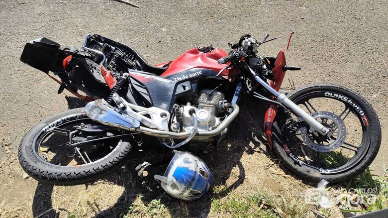 Moto foi destruída após rodas de caminhão ar sobre a carenagem - Crédito: Maycon Maximino