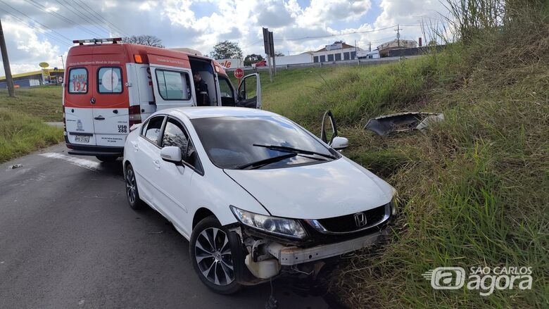 Carro ficou imobilizado em um barranco na Bernardino Fernandes Nunes - Crédito: Maycon Maximino
