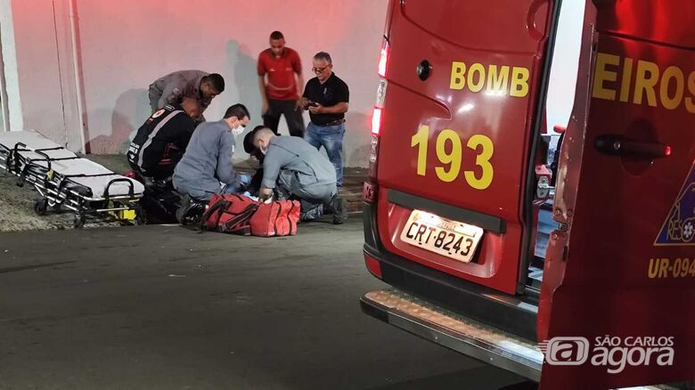 Carro é atingido por moto ao entrar em estacionamento de supermercado - Crédito: Maycon Maximino