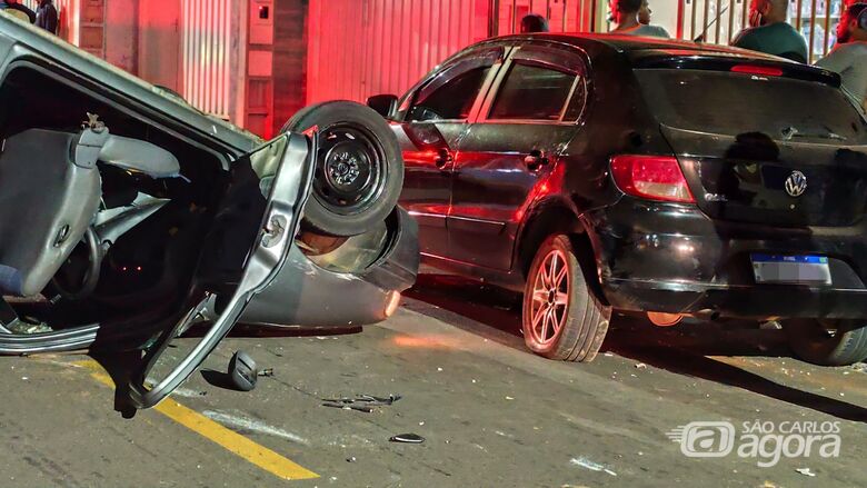 Palio capota após bater em Gol estacionado no Cidade Aracy 2 - Crédito: Maycon Maximino