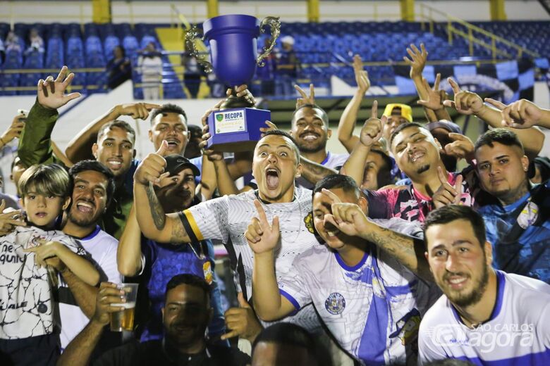 Zé Bebeu comemora a Recopa: título inédito para a galeria da jovem equipe amadora de São Carlos - Crédito: Jhonatan Celestino