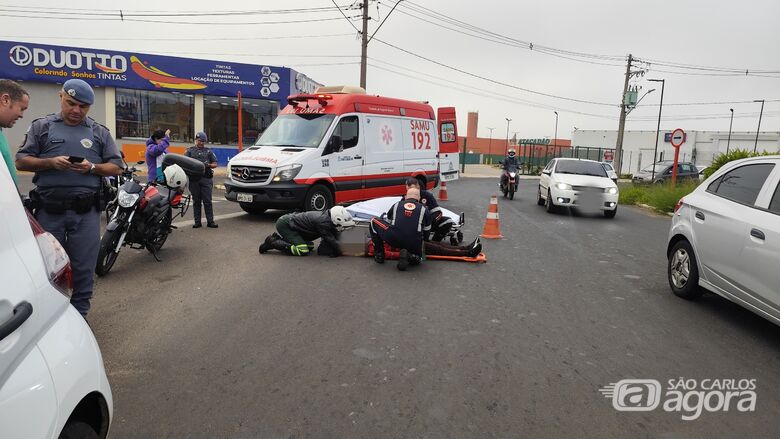 Vítima sendo socorrida após o acidente: escoriações pelo corpo - Crédito: Maycon Maximino