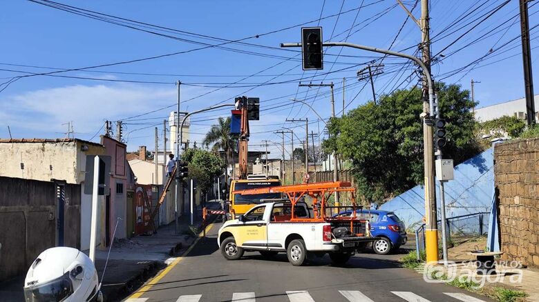 Funcionários públicos executam a manutenção nos semáforos - Crédito: Maycon Maximino