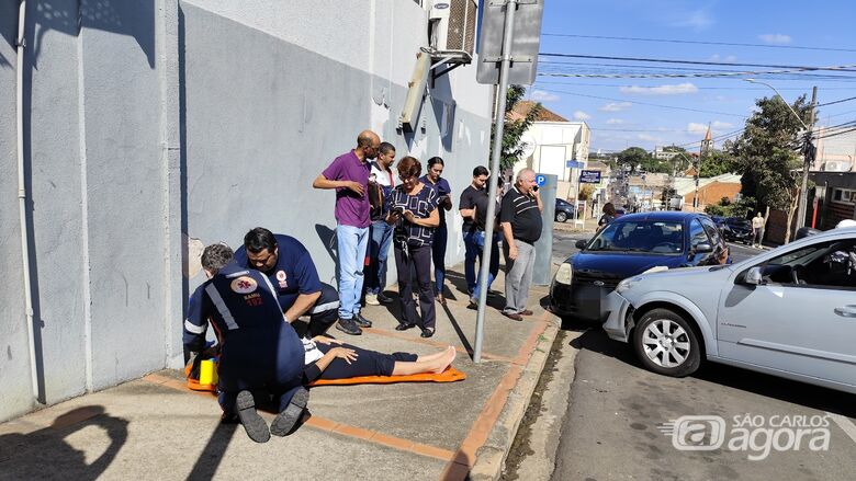 Veículos envolvidos na batida e a pedestre sendo atendida: vítima sofreu ferimentos - Crédito: Maycon Maximino