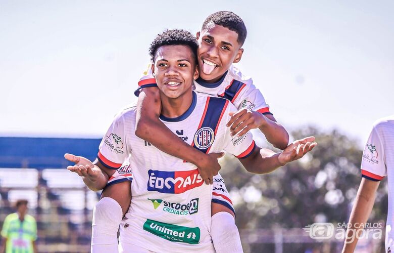 Lobinhos comemoram gol na dupla vitória gremista em Matão - Crédito: Ismael e Delma Fotografias