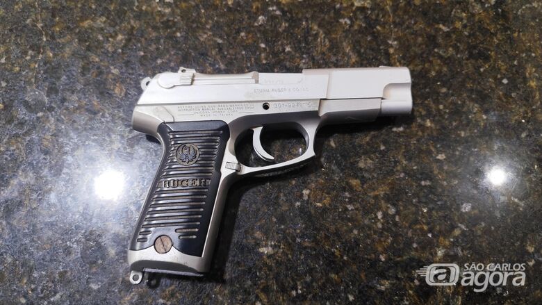 Arma falsa foi apreendida na CPJ - Crédito: Maycon Maximino