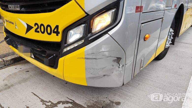 Ônibus sofreu avarias em sua lataria - Crédito: Maycon Maximino