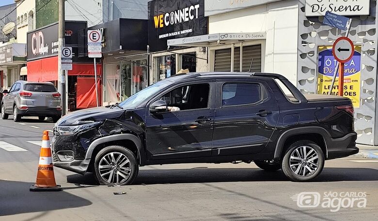 Caminhonete ficou parada no meio do cruzamento - Crédito: Maycon Maximino