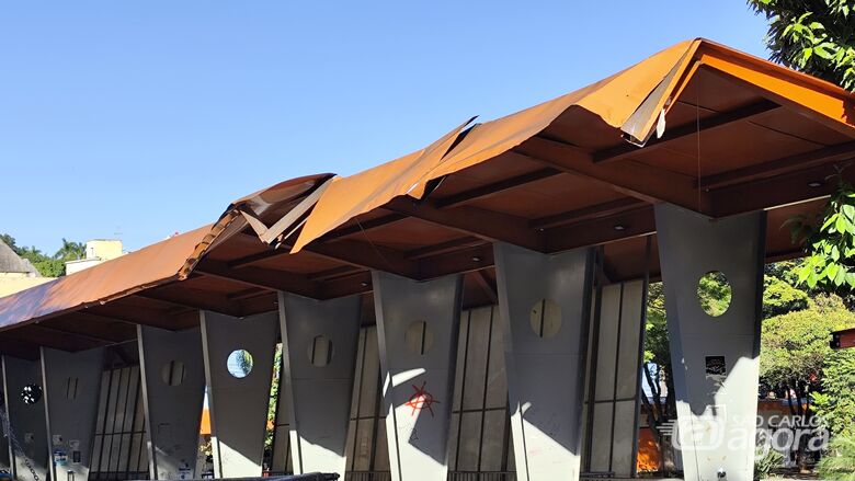 Armações superiores do ponto de ônibus danificadas por um caminhão - Crédito: Maycon Maximino