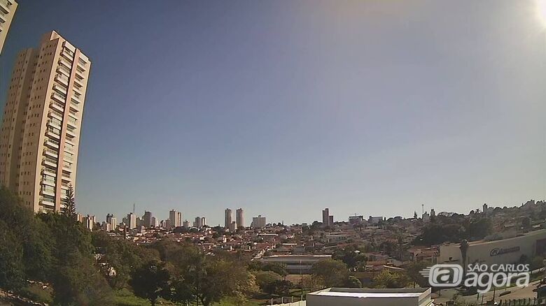 Domingo começou com céu claro, sem nuvens - 