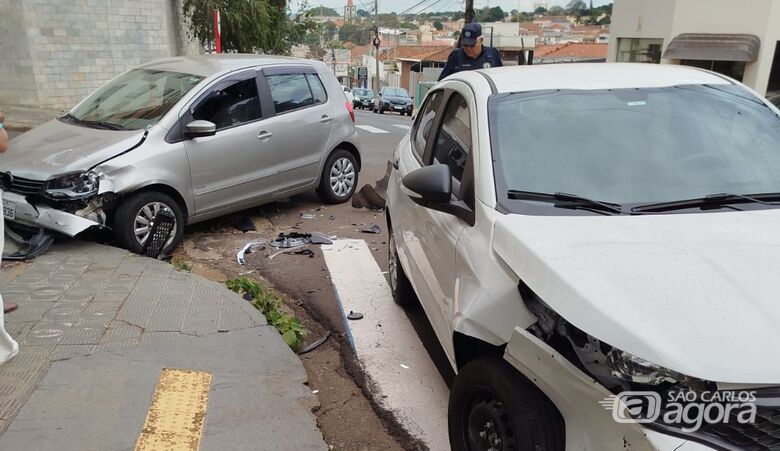 Colisão entre dois carros é registrada no Centro de São Carlos - Crédito: SCA