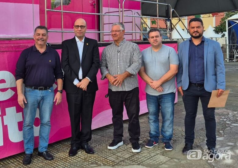 Secretário de saúde recebe deputado Oséias de Madureira na carreta da mamografia - Crédito: divulgação