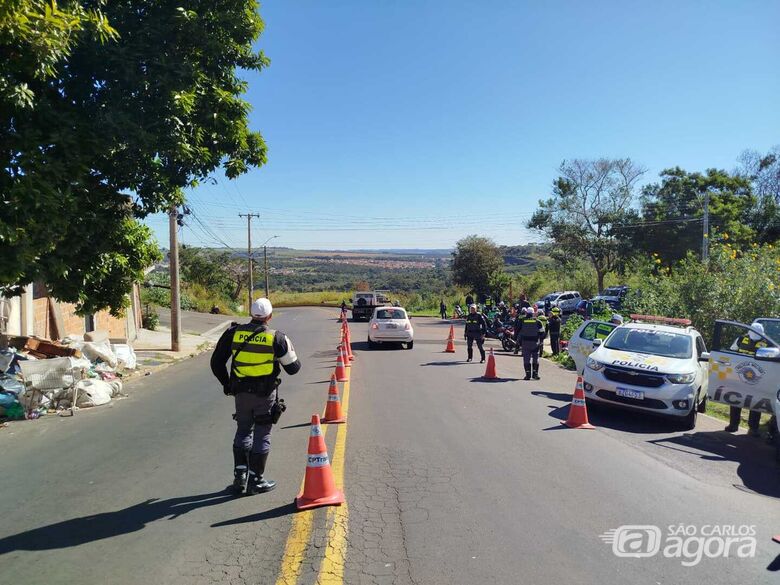 Policiais na avenida Integração (Serra do Aracy) -