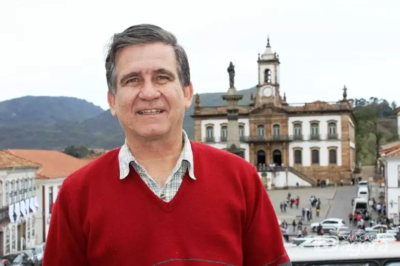 O escritor Ney Vilela: "Grupos teatrais costumam ser invisíveis aos estudos históricos, pois boa parte de suas atividades se desvanecem assim que os panos descem após a representação da última cena de um espetáculo". - 
