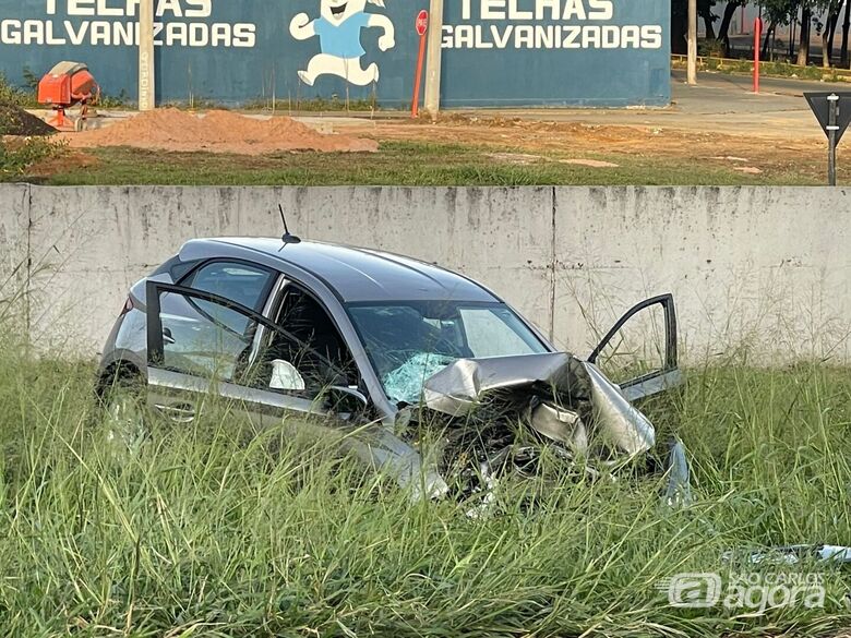 Veículo ficou bastante danificado - Crédito: Lourival Izaque