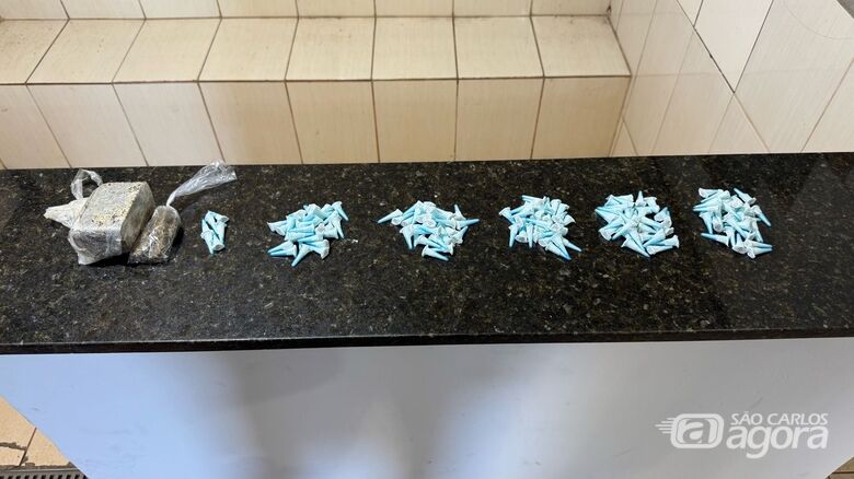 Operação da PM prende cinco procurados e apreende drogas em São Carlos -