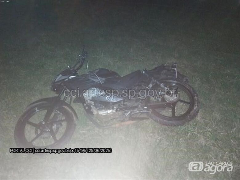 Motociclista morre após perder o controle e colidir em placa de sinalização -