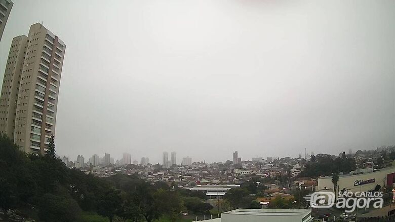 Cidade amanheceu sob neblina nesta terça-feira -