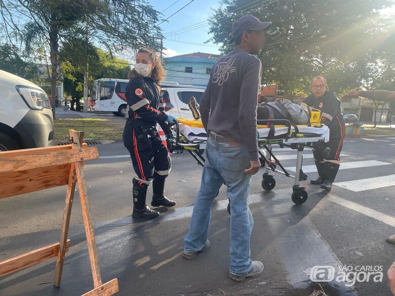 Mulher fica ferida em colisão entre carro e moto na Vila Prado - Crédito: Lourival Izaque