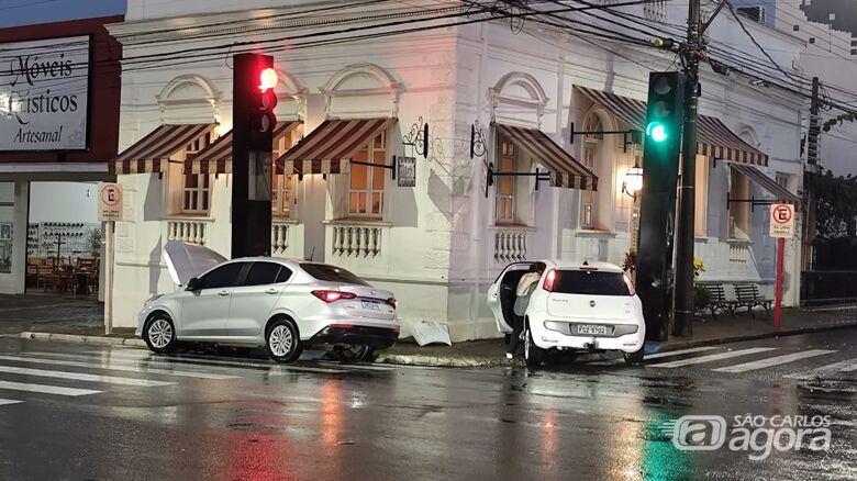 Colisão entre dois veículos é registrada durante a chuva no Centro - Crédito: Maycon Maximino
