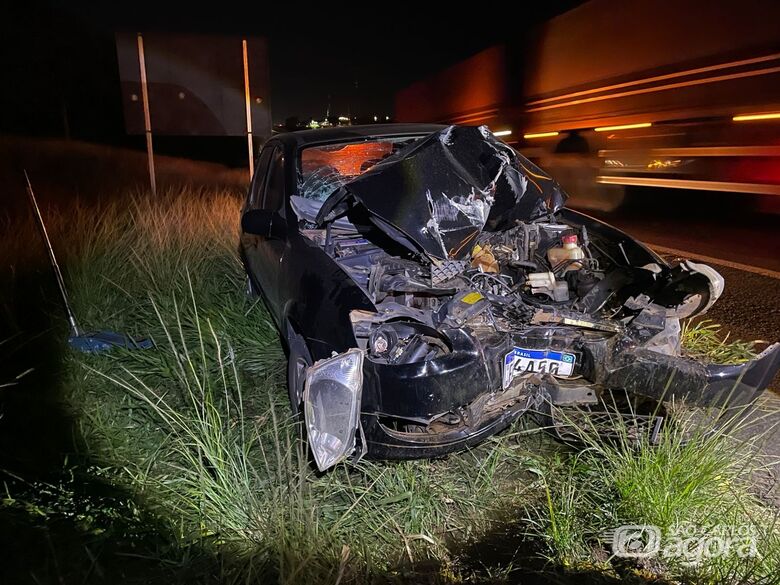 Motorista perde o controle e carro colide contra defensa metálica na Washington Luís - Crédito: Lourival Izaque