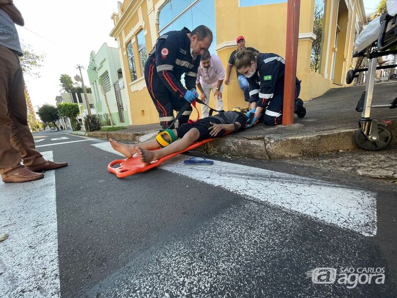 Jovem de 19 anos fica ferido após colisão entre bicicleta e carro no Centro - Crédito: Lourival Izaque