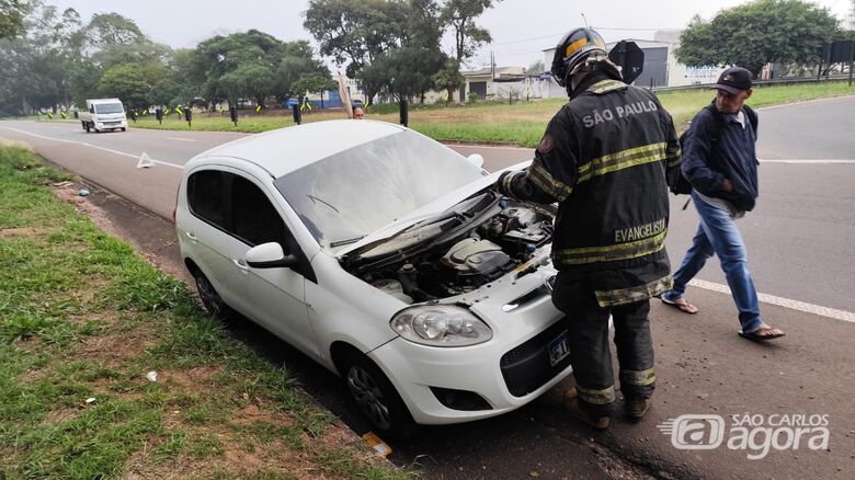 Carro tem princípio de incêndio na SP-215. Três crianças estavam no interior - Crédito: Maycon Maximino