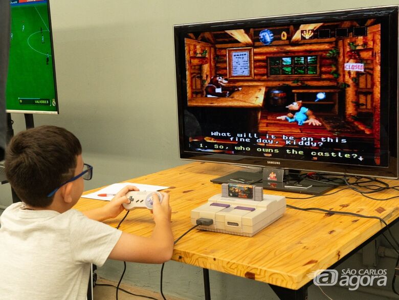 Garoto jogando super nintendo - Crédito: divulgação