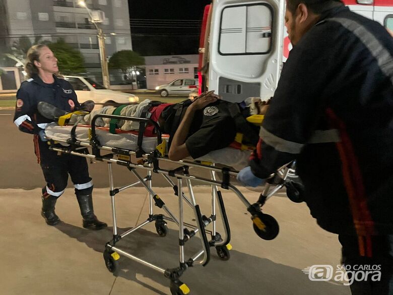 Vítima sendo socorrida  - Crédito: Lourival Izaque 