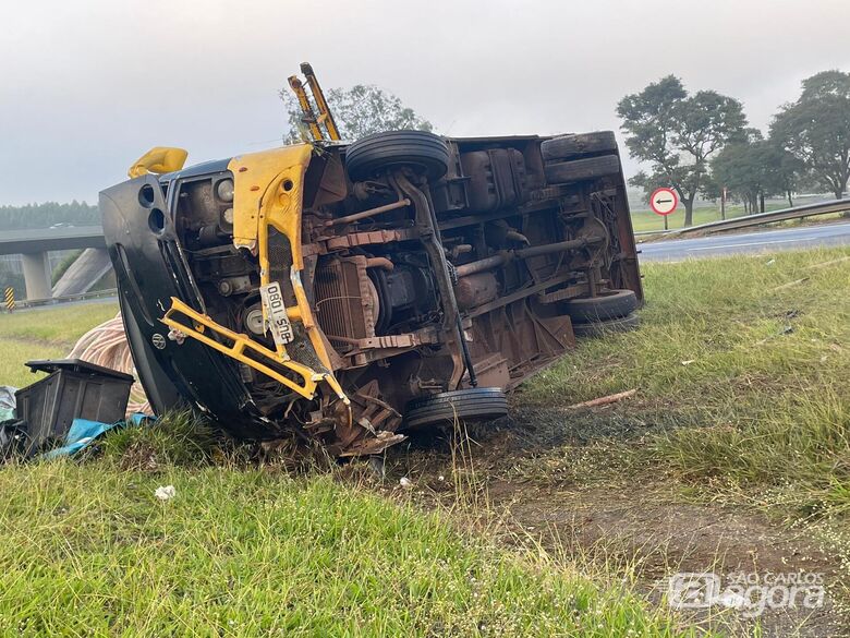 Colisão contra carreta causou acidente com micro-ônibus; cinco pessoas ficaram feridas - Crédito: Lourival Izaque