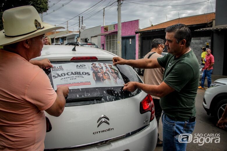 Durante "adesivaço", Bira afirma que estrutura do rodeio começa a ser montada nos próximos dias - Crédito: Lourival Izaque