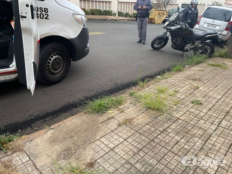 Carro e moto colidem no Centro de São Carlos - Crédito: Lourival Izaque 
