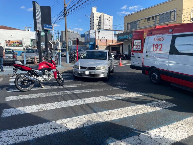Motociclista fica ferido em colisão na Avenida São Carlos - Crédito: Lourival Izaque 