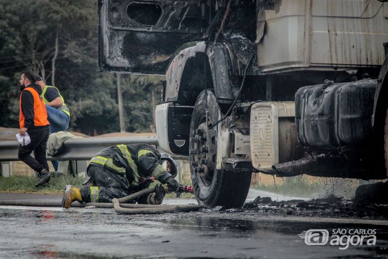 Carreta carregada com adubo pega fogo na Washington Luís, em São Carlos - Crédito: Lourival Izaque