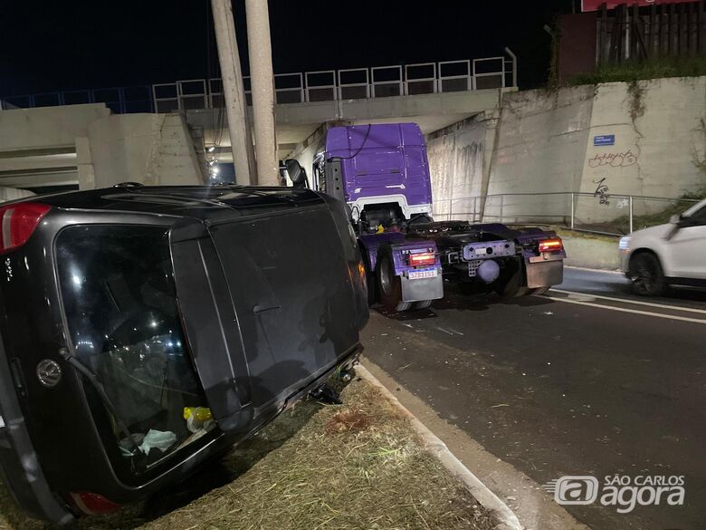Carro tomba após colisão com caminhão na Praça Itália - Crédito: Lourival Izaque