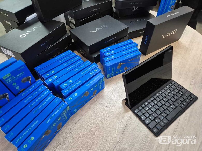 Tablets entregues na EMEB - Crédito: divulgação