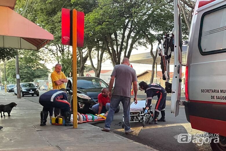 Ciclista sendo socorrido - Crédito: Lourival Izaque