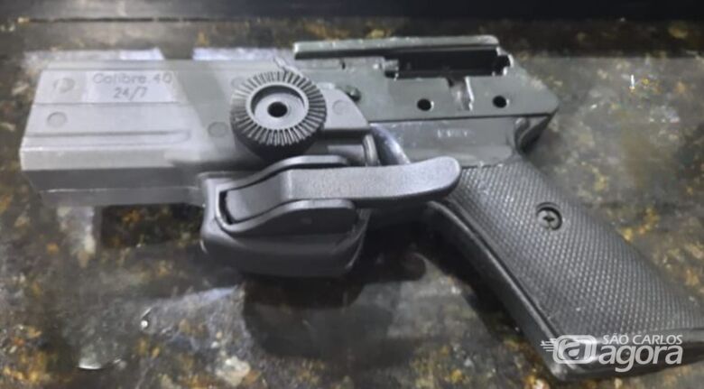 PM apreende simulacro de arma de fogo no Santa Felícia - Crédito: SCA